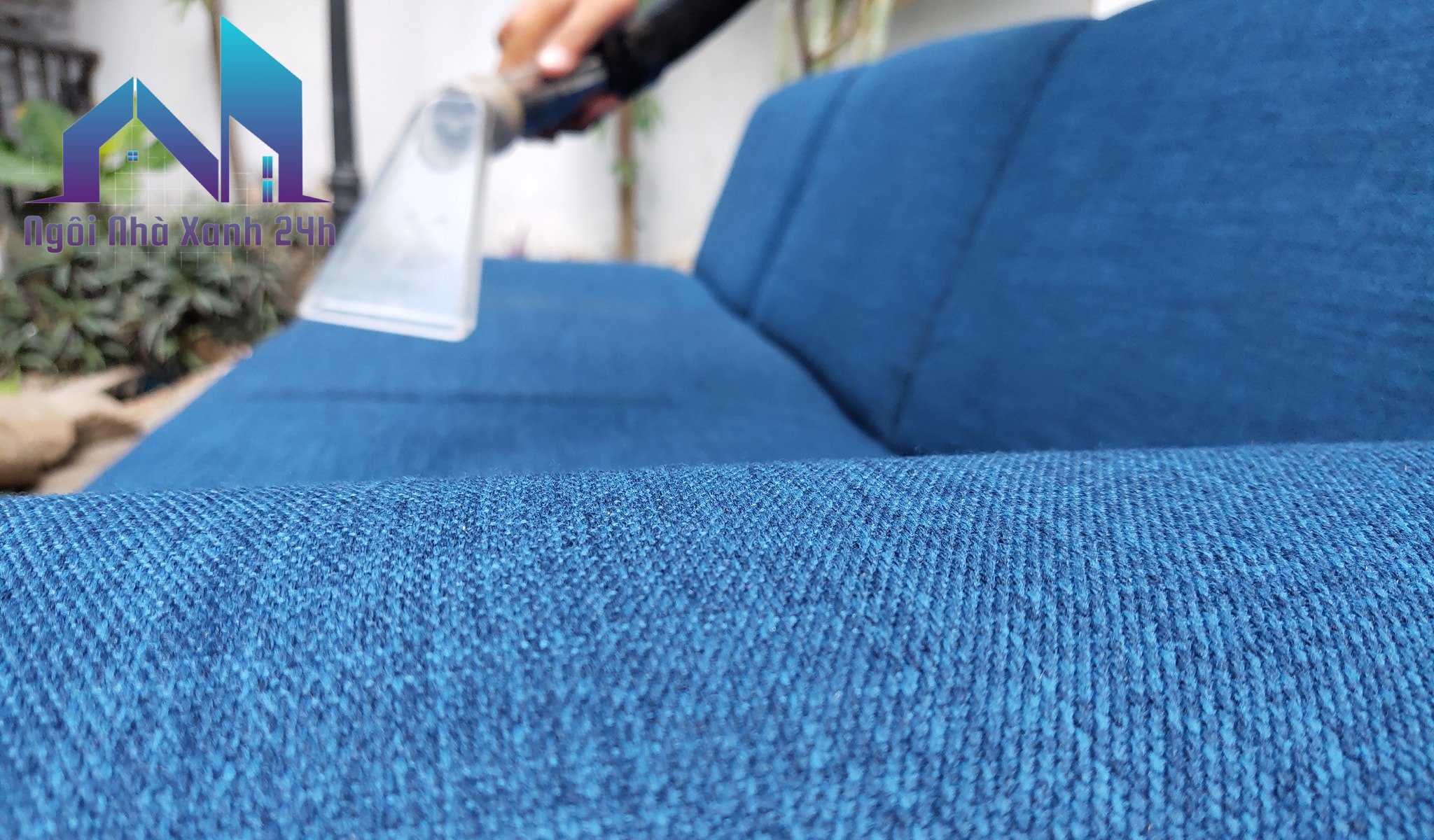 hút sạch bụi bẩn trên bề mặt ghế sofa bằng máy hút bụi chuyên dụng